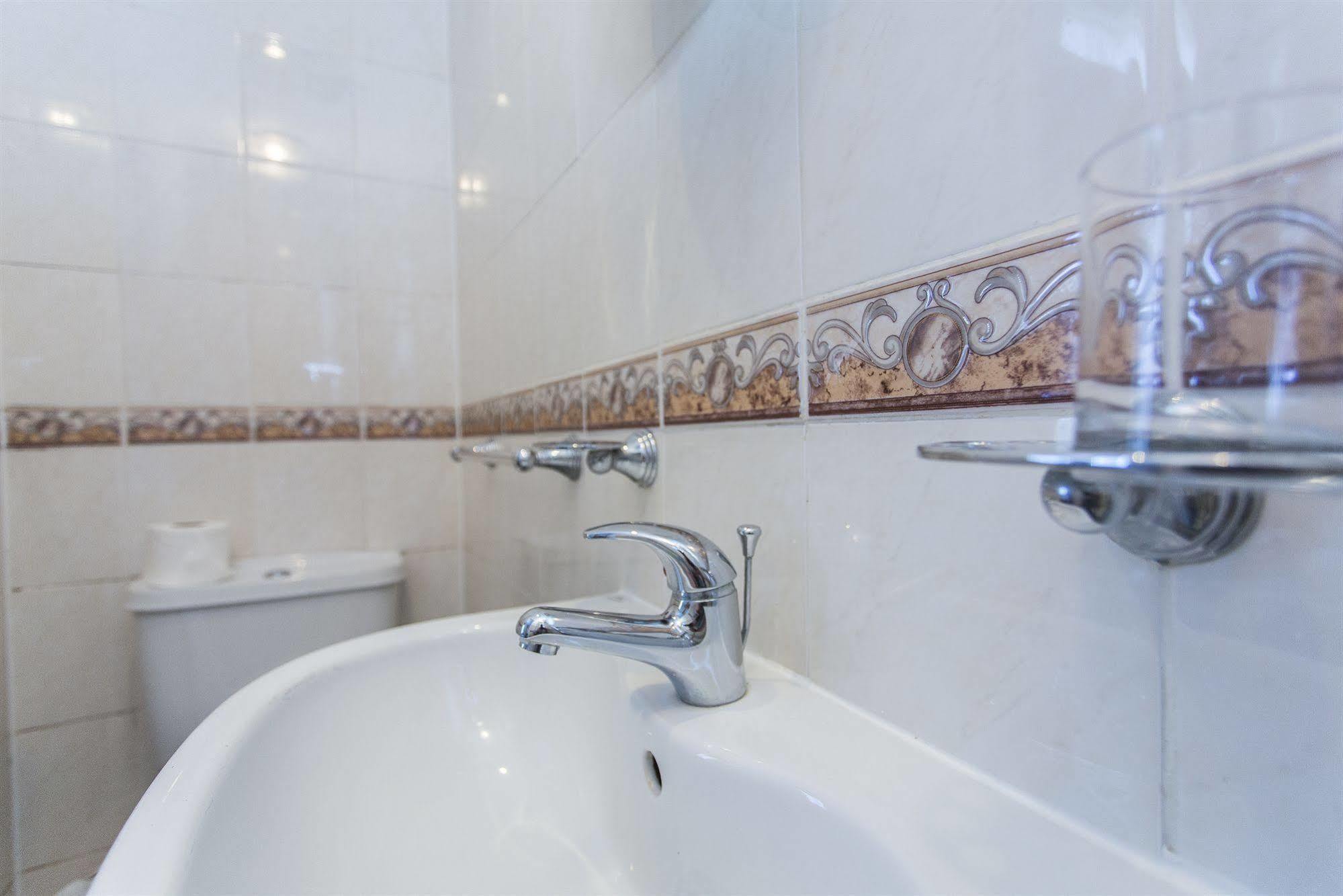 Oyo Ridgeway Hotel Chingford Bagian luar foto